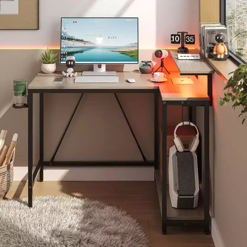 Bureau gaming en forme de L réversible de 42 pouces avec support d'écran, lumières LED, crochet pour casque et étagères de rangement, bureau de télétravail