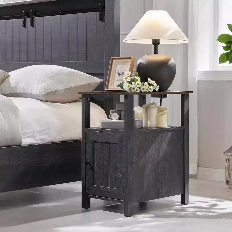 Ensemble de 2 tables de chevet de ferme avec station de recharge, tables d'appoint en bois avec porte coulissante et étagères ouvertes pour chambre à coucher, salon