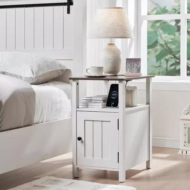 Ensemble de 2 tables de chevet de ferme avec station de recharge, tables d'appoint en bois avec porte coulissante et étagères ouvertes pour chambre à coucher, salon