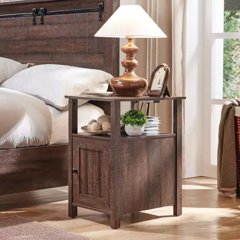 Ensemble de 2 tables de chevet de ferme avec station de recharge, tables d'appoint en bois avec porte coulissante et étagères ouvertes pour chambre à coucher, salon