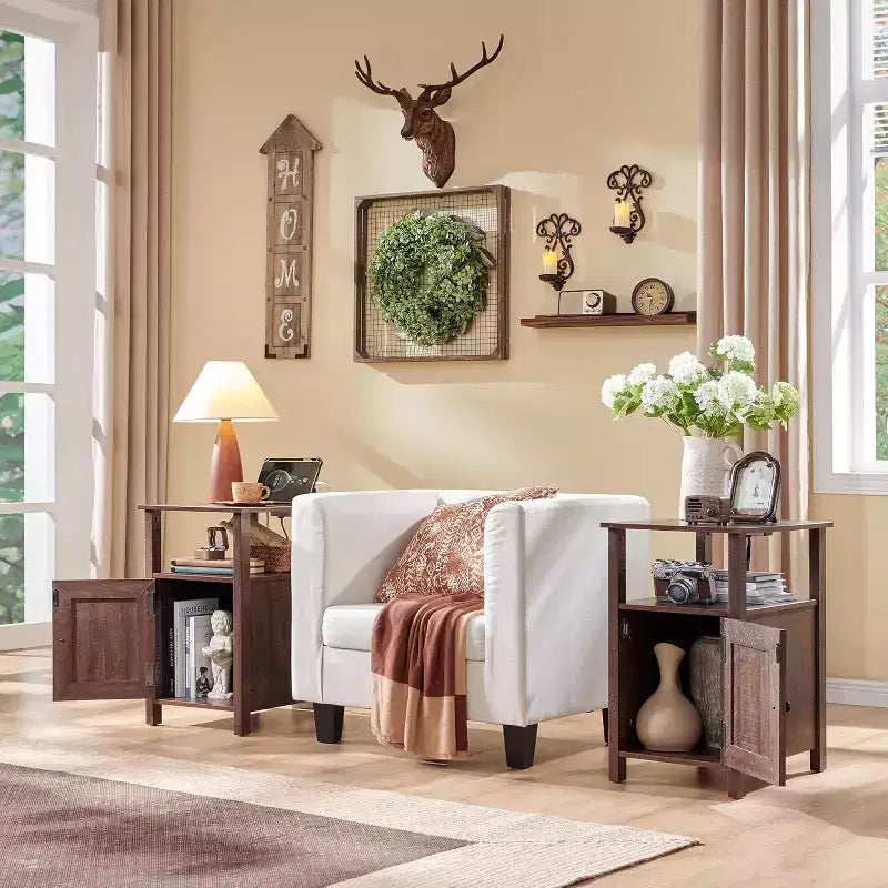 Ensemble de 2 tables de chevet de ferme avec station de recharge, tables d'appoint en bois avec porte coulissante et étagères ouvertes pour chambre à coucher, salon