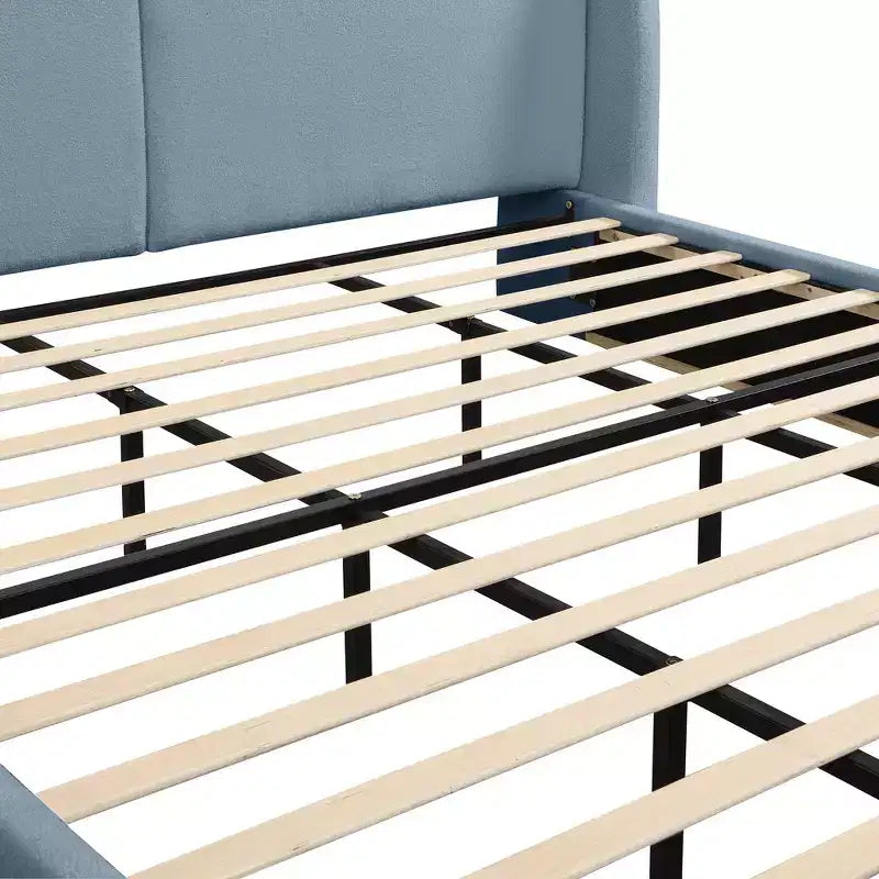Cadre de lit King moderne avec tête de lit double oreiller, rembourré, tissu bouclé doux, design latéral ailé, lattes en bois massif