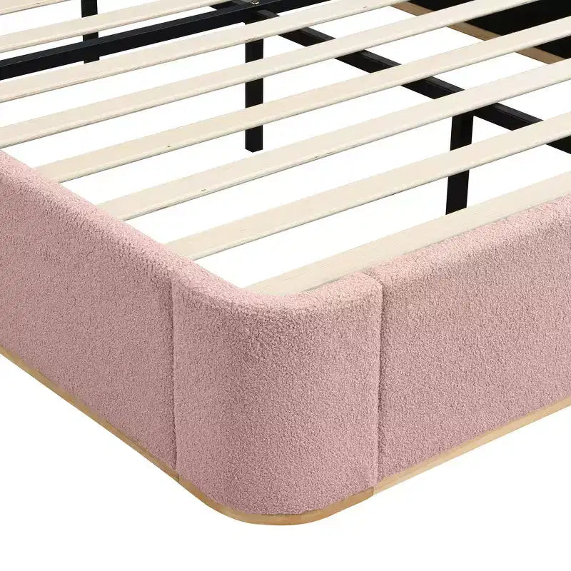 Cadre de lit King moderne avec tête de lit double oreiller, rembourré, tissu bouclé doux, design latéral ailé, lattes en bois massif