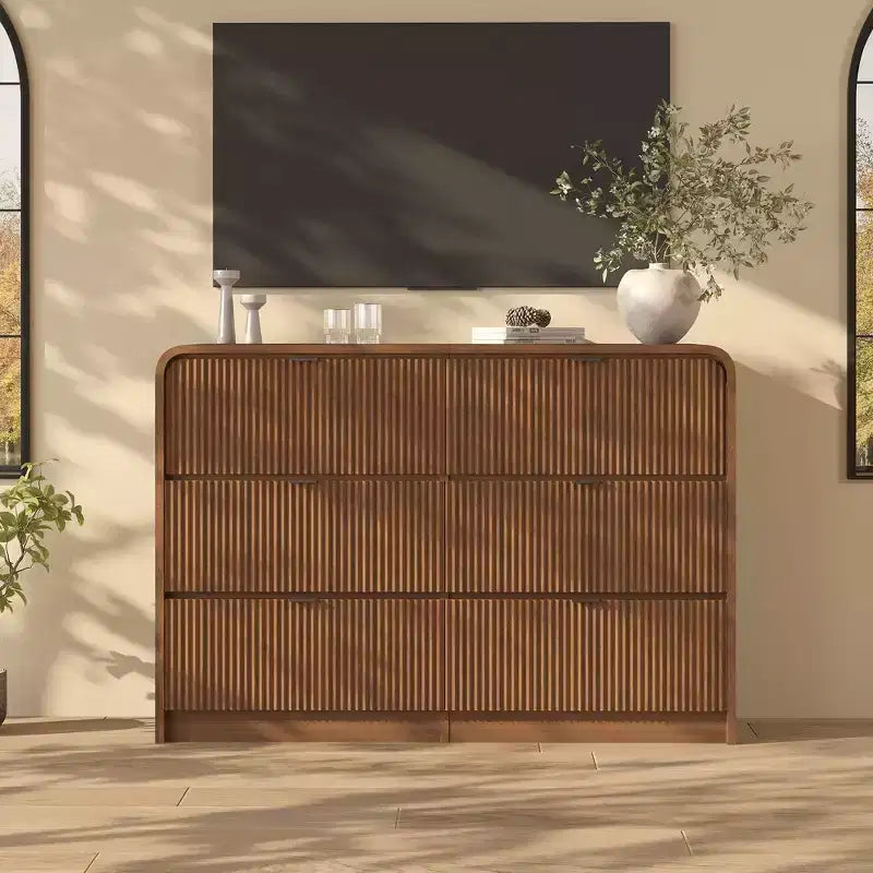 Commode à 5 tiroirs cannelés pour chambre à coucher, commode moderne de 120,9 cm de hauteur avec bords arrondis et poignées métalliques, organisateur de rangement en bois pour salon