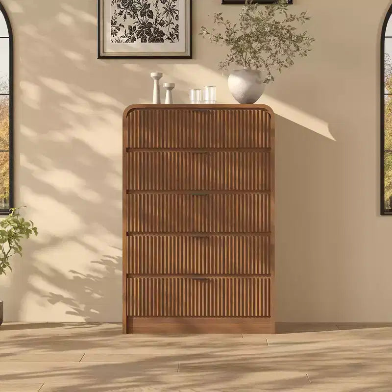 Commode à 5 tiroirs cannelés pour chambre à coucher, commode moderne de 120,9 cm de hauteur avec bords arrondis et poignées métalliques, organisateur de rangement en bois pour salon
