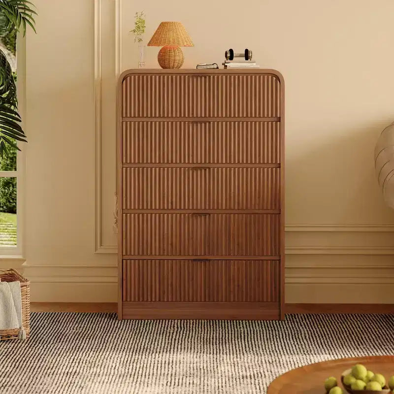 Commode à 5 tiroirs cannelés pour chambre à coucher, commode moderne de 120,9 cm de hauteur avec bords arrondis et poignées métalliques, organisateur de rangement en bois pour salon