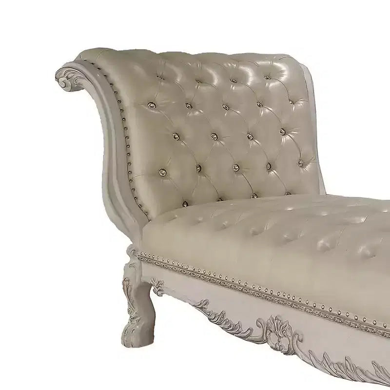 Chaise longue 82" en similicuir et finition blanc cassé - : Garniture cloutée élégante, cadre en bois, entretien à sec