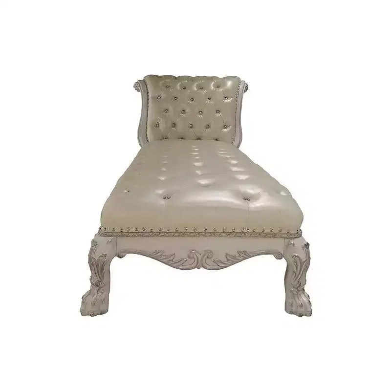 Chaise longue 82" en similicuir et finition blanc cassé - : Garniture cloutée élégante, cadre en bois, entretien à sec