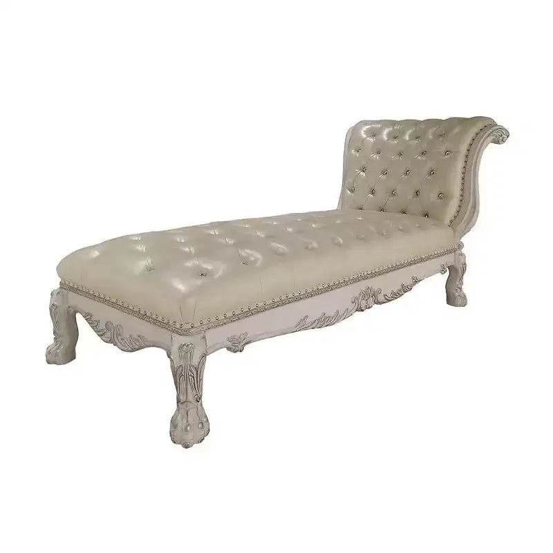 Chaise longue 82" en similicuir et finition blanc cassé - : Garniture cloutée élégante, cadre en bois, entretien à sec