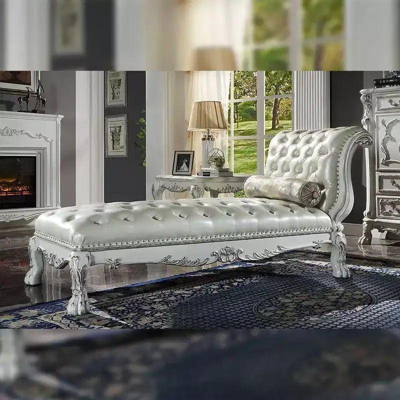 Chaise longue 82" en similicuir et finition blanc cassé - : Garniture cloutée élégante, cadre en bois, entretien à sec